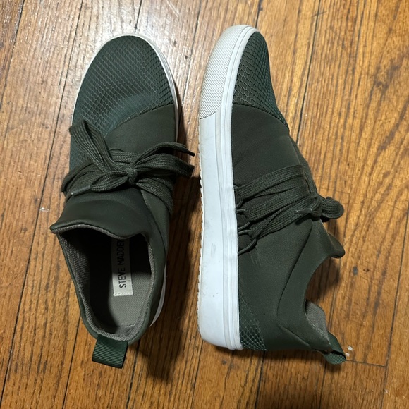 Steve Madden Lancer Sneaker in Olive Green Size 8 - Picture 3 of 6